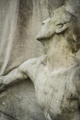 Fototapeta na wymiar statue of a male person on a tombstone