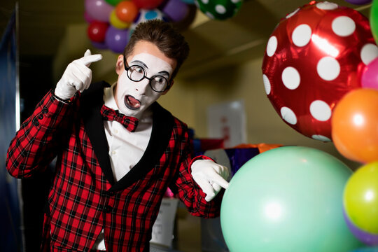 guy mime emotionally burst balloons