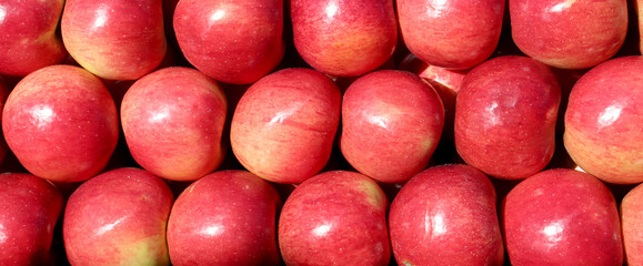 red apples on the market