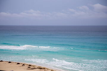 Fototapeta na wymiar Beach and waves in cancun Mexico