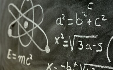 Fototapeta premium Operaciones y formulas matemáticas escritas a mano con una tiza en la pizarra