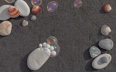 Arrière-plan grains de sable de mer, sable fin noir de plage. Emplacement pour texte. Galets en forme de petit pied pour annoncer une naissance.	