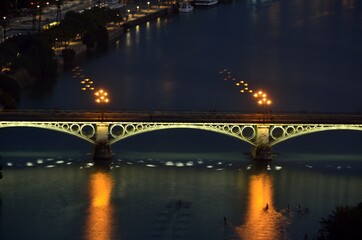 Fototapeta na wymiar Puente de Triana por la noche, Sevilla