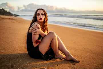 Chica feliz en la playa al sur de andalucia rosa sexy sugerente vestido camisa olas espuma rocas...