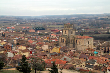 Obraz premium Iglesia y antigua colegiata de Santa Ana vista desde el castillo en Peñaranda de Duero, Burgos, España.
