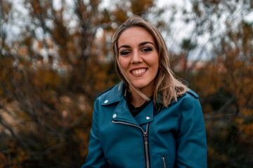 Chica rubia feliz en un bosque de otoño invierno al sur de españa vestida a la moda llamativa...