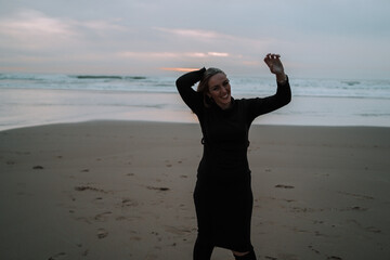  Chica rubia feliz en una playa de otoño invierno al sur de españa haciendo selfie vestida a la...
