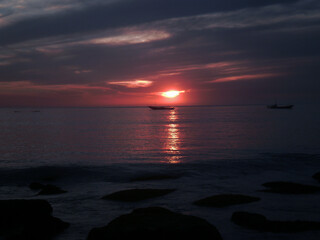 coucher de soleil derrière les roche