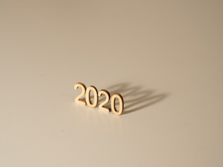 2020 rok - drewniane liczby na szarym tle 