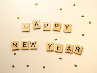Happy new year - napis z drewnianych kostek, confetti, białe tło, flatlay   - obrazy, fototapety, plakaty