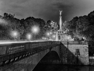 Friedensengel in Schwarz Weiß zur blauen Stunde mit Brücke im Vordergrund, München