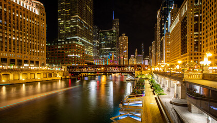 Fototapeta na wymiar Amazing night view of Chicago River Walk