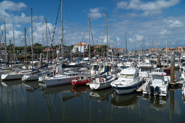 Fototapeta na wymiar boats in the harbor in hossegor, france