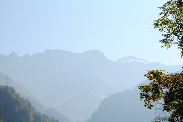 alpen im nebbelige hintegrund