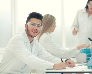 Obraz premium close up.young scientist sitting at his Desk in the laboratory