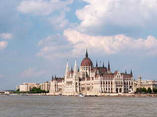 Obraz premium daytime wide shot of the hungarian parliament and river danube in budapest