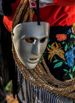 &ldquo;sa visera &lsquo;e santu&rdquo; 

Maschera tradizionale dei "ISSOHADORES di Mamoiada-Sardegna.