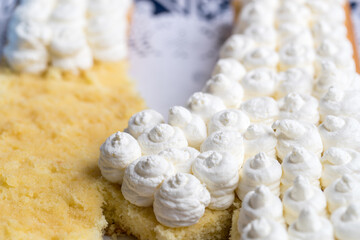 put cream on the sponge cake wit pastry bag