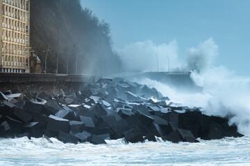Naklejka premium Waves breaking on the New Promenade of San Sebastian during the storm Bella, Spain
