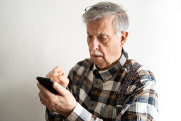 Old grandfather retired with smartphone in trouble with new technology