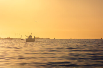 Fototapeta premium Barco pesquero al amanecer - Águilas, Murcia