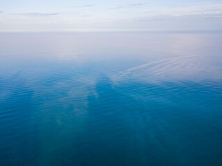 Obraz premium The peaceful blue color of Ontario lake after a sunset