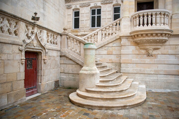escalier en pierre à la Rochelle