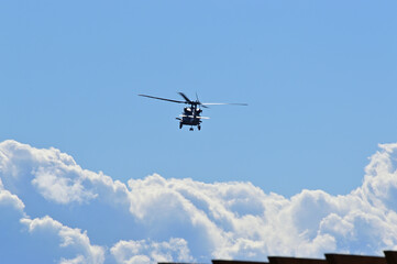 雲の上を飛ぶヘリコプター