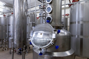 Stainless steel barrels and tanks and other containers for liquids in the food industry. Industrial production of alcoholic or soft drinks.