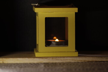 mały  lampion  z  palącą  się  świeczką  na  stole  