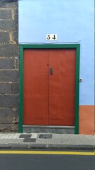 puerta estilo antiguo de metal pintado