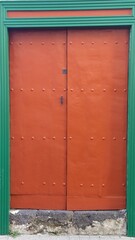 puerta estilo antiguo de metal pintado
