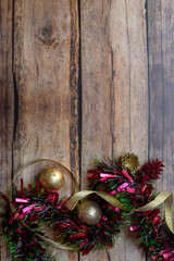 adornos de &aacute;rbol navidad y guirnalda