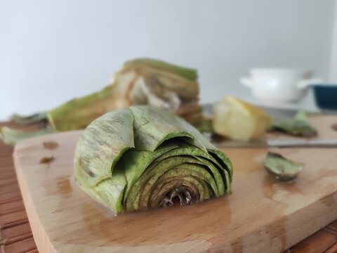 Cutting an artichoke  and tinse it a with alemon