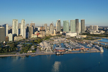 Obraz premium Miami, Florida - December 27, 2020 - Aerial view of Bayside Marketplace, City of Miami Marina and Miami skyline on sunny winter morning.