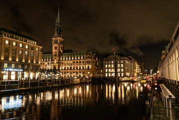 Fototapeta na wymiar Hamburg City Hall at night - travel photography