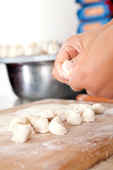 Fototapeta na wymiar Pull the white flour dough to make dumplings