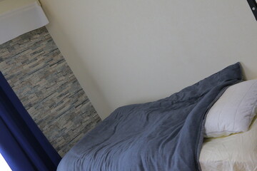 寝室で撮影した一般的なベットと布団と枕
