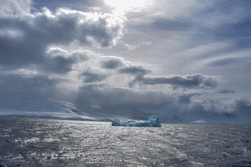 hielos a la deriva en la antartica /  drifting ice in the antarctic © Aaron Isla Ulloa
