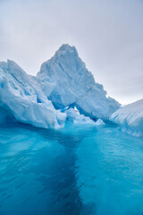 Fototapeta na wymiar hielos a la deriva en la antartica / drifting ice in the antarctic