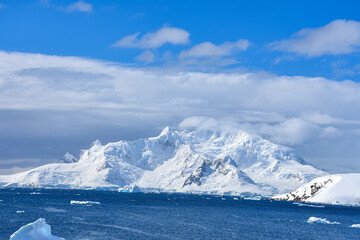 Fototapeta na wymiar montañas antárticas 