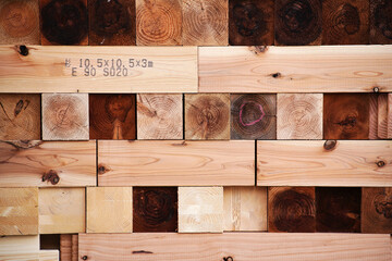 モザイク状に積み上げられた杉の角材