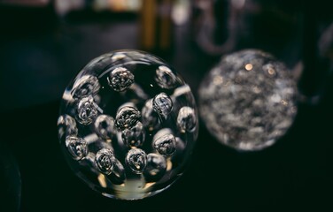 공기 기포가 들어 있는 유리 구슬