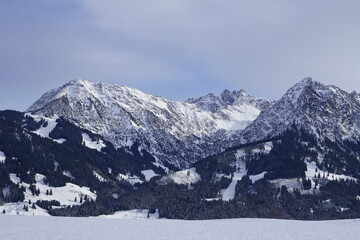 Fototapeta na wymiar Schneebedeckte Allgäuer Alpen Gipfel im Winter