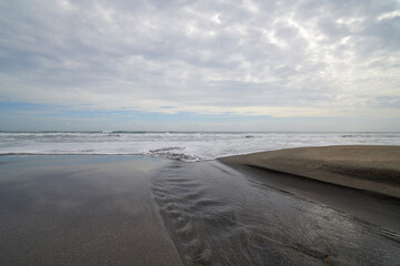 波打ち際 新しい川 海景