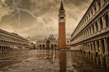 Naklejka premium Stormy and rainy day over St. Mark's Square, Venice. Italy.