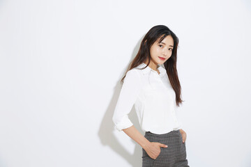 若い女性のスタイリッシュなビジネスポートレート