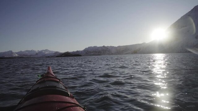Canoa al atardecer en el oc&eacute;ano &aacute;rtico