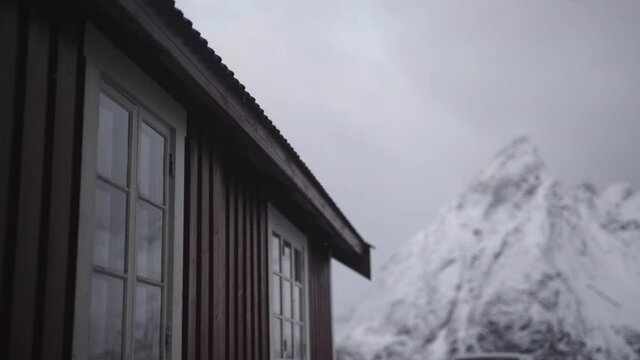 Fachada de casa roja en Noruega