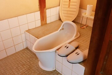 汲み取り式トイレとスリッパ